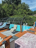 Una piscina al aire libre de temporada, sillones reclinables de piscina