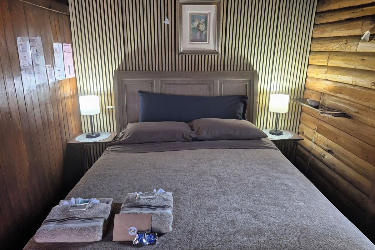 Unit C, Junior Suite, Outdoor Jacuzzi/Patio | Desk, laptop workspace, blackout drapes, soundproofing