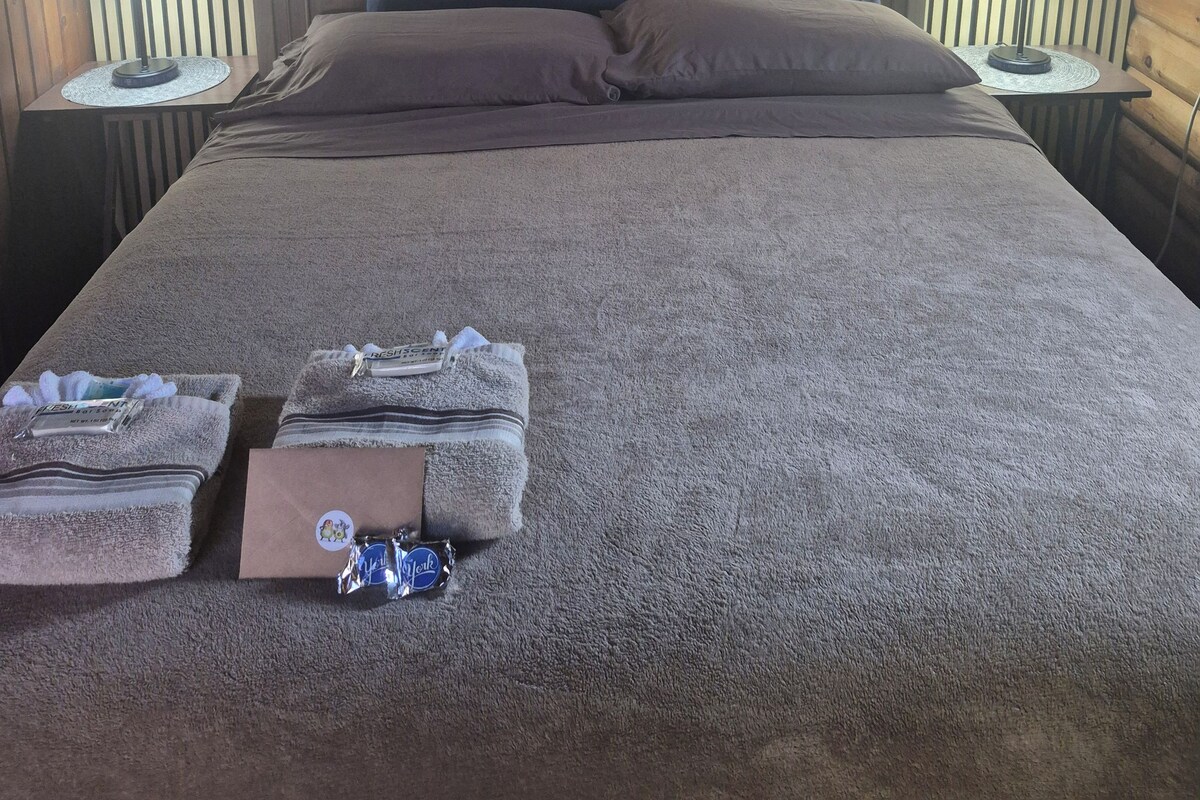 Unit C, Junior Suite, Outdoor Jacuzzi/Patio | Desk, laptop workspace, blackout drapes, soundproofing