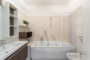 IL PARCO 11 | Bathroom | Jetted tub, free toiletries, hair dryer, bidet - Parco Apartments (Lugano)