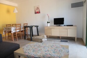 Deluxe Bungalow, 1 Bedroom, Pool View | Living room - VistaGolf (San Bartolomé de Tirajana)