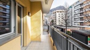 Un balcón con vista a un paisaje urbano, incluyendo un letrero de una agencia Toyota.