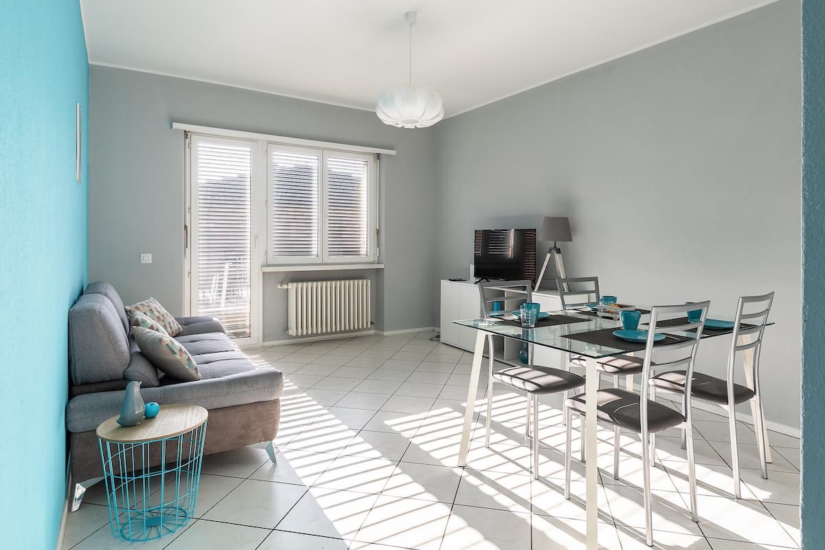 Apartment, 1 Schlafzimmer (LIDO 1) | Wohnbereich | 45-cm-Fernseher mit Digitalempfang
