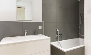 MARAINI 34 | Bathroom | Shower, rainfall showerhead, hair dryer, bidet - Maraini Apartments (Lugano)