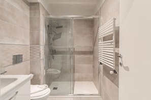 MARAINI 35 | Bathroom | Shower, rainfall showerhead, hair dryer, bidet - Maraini Apartments (Lugano)