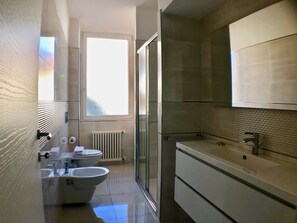 MARAINI 36 | Bathroom | Shower, rainfall showerhead, hair dryer, bidet - Maraini Apartments (Lugano)