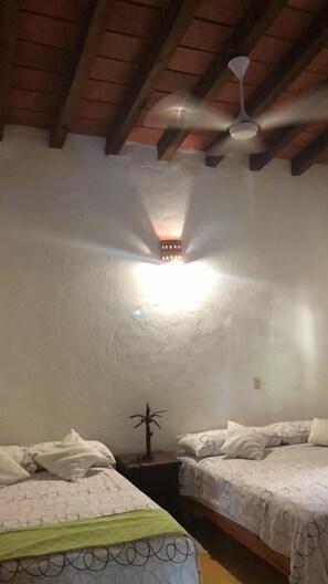 Habitación cuádruple Deluxe | Cortinas blackout, wifi gratis y ropa de cama