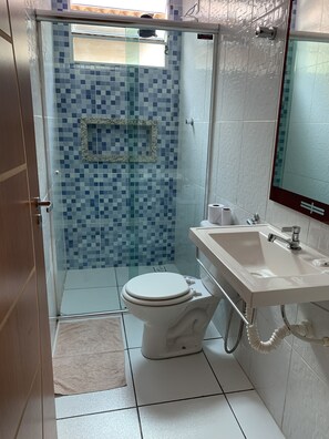 Superior-værelse - 1 kingsize-seng | Badeværelse | Bruser, håndklæder