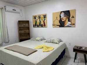 Quarto superior, 1 cama King | Frigobar, Wi-Fi de cortesia, roupa de cama