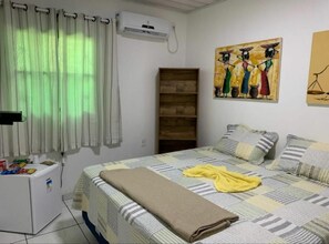 Quarto superior, 1 cama King | Frigobar, Wi-Fi de cortesia, roupa de cama