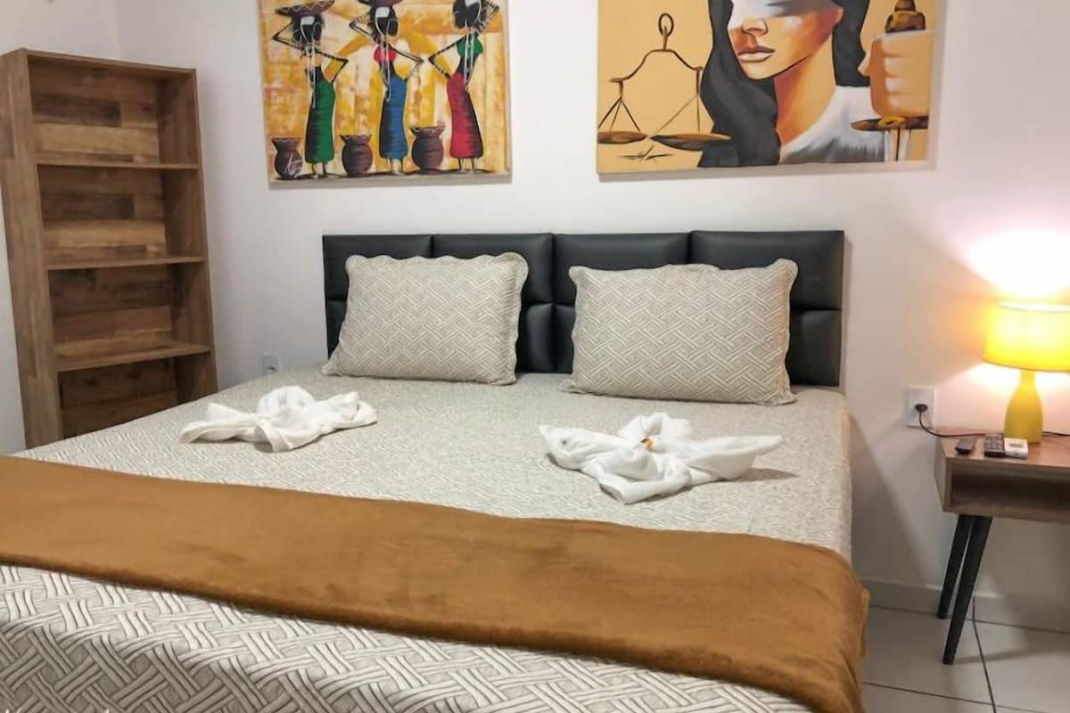Chambre supérieure, 1 trÚs grand lit | 1 chambre, minibar, accÚs au Wi-Fi (inclus), literie fournie