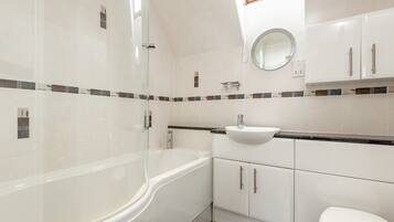 Deluxe huis, 3 slaapkamers | Badkamer | Een douche, een haardroger, handdoeken