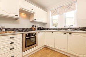 Deluxe House, 3 Bedrooms | Private kitchen | Full-sized fridge, microwave, oven, stovetop - Abbey Villa - Central Boutique House (St. Andrews)