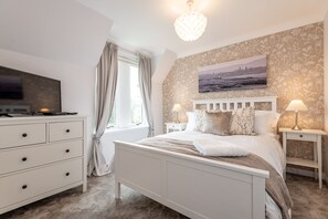 Deluxe-talo, 3 makuuhuonetta | 3 makuuhuonetta, silitysrauta/-lauta, ilmainen Wi-Fi, vuodevaatteet