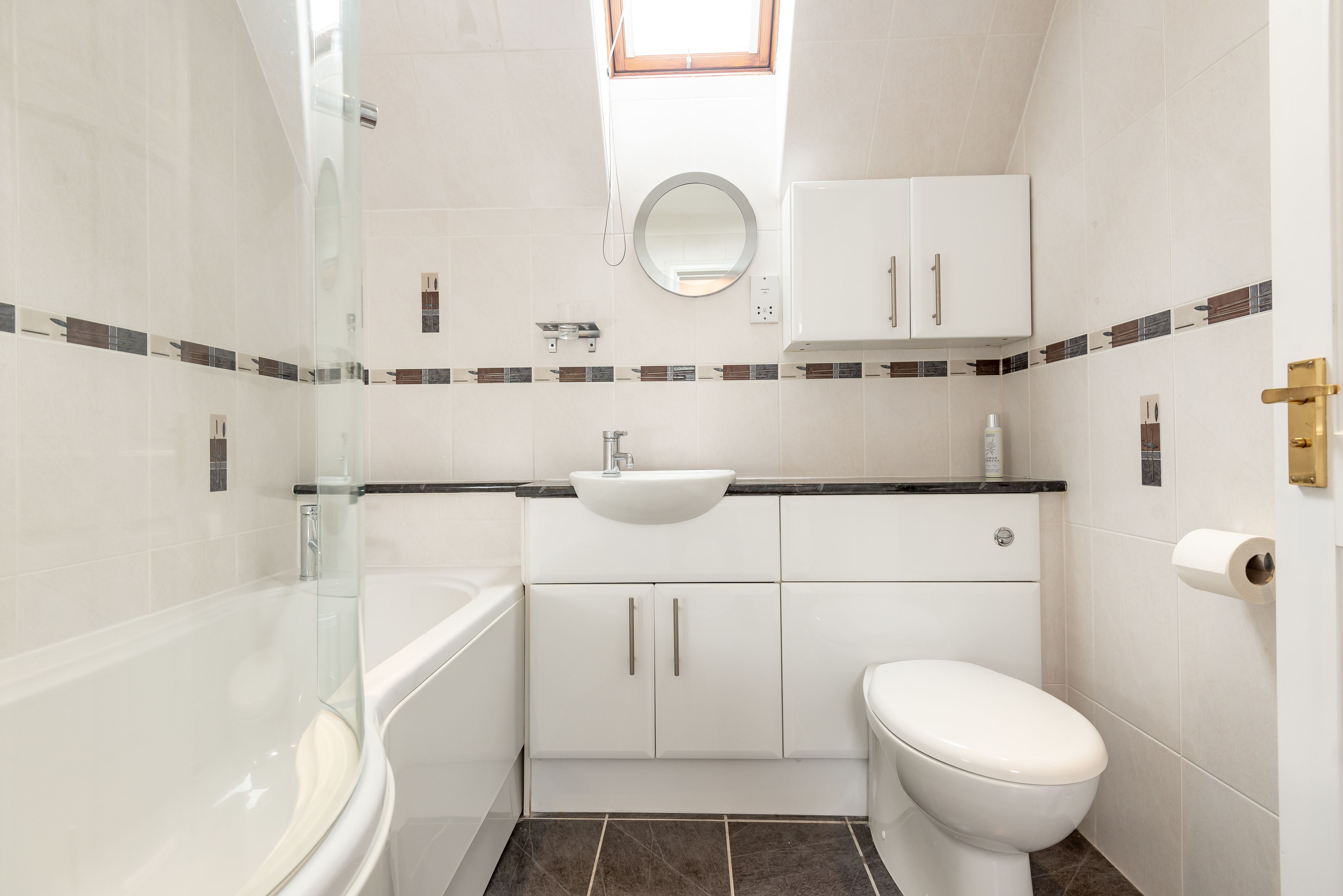 Deluxe House, 3 Bedrooms | Bathroom | Shower, hair dryer, towels