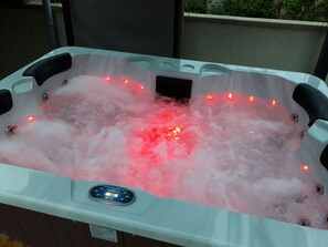 A hot tub with a control panel and multiple jets. - Maison d'Hotes Les Chambres de Clem' (Bernardswiller)