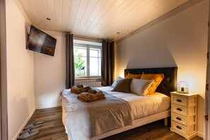 Decoración personalizada, muebles diferentes y cortinas blackout