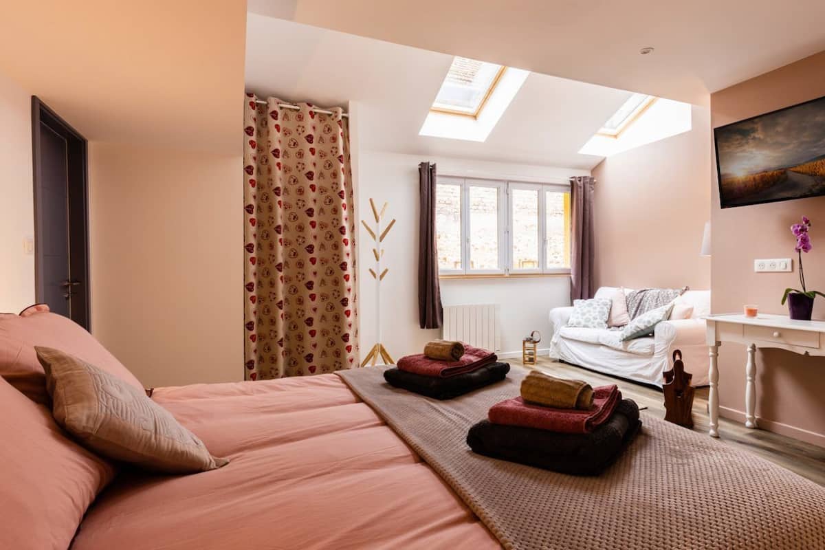 Room (Cigognes) | Blackout drapes, soundproofing, WiFi (free), individually decorated