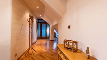 Room (Le grenier) | Living area | LCD TV