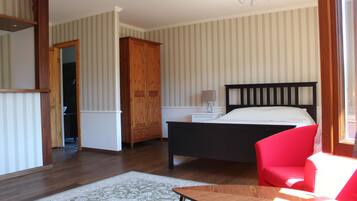 Een bureau, een strijkplank/strijkijzer, gratis babybedden