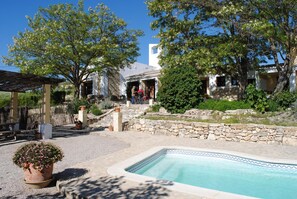 Kauden mukainen ulkouima-allas