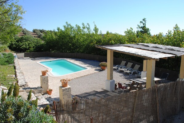 Kauden mukainen ulkouima-allas