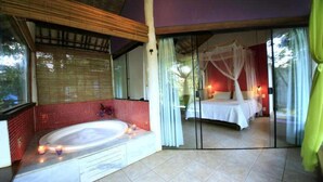 Room, Jetted Tub (Master) | Private spa tub - Pousada Nainas (Itacaré)