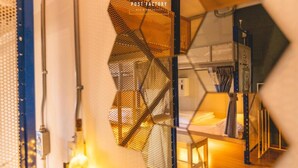 Una habitación con literas, una escalera y un separador de malla.