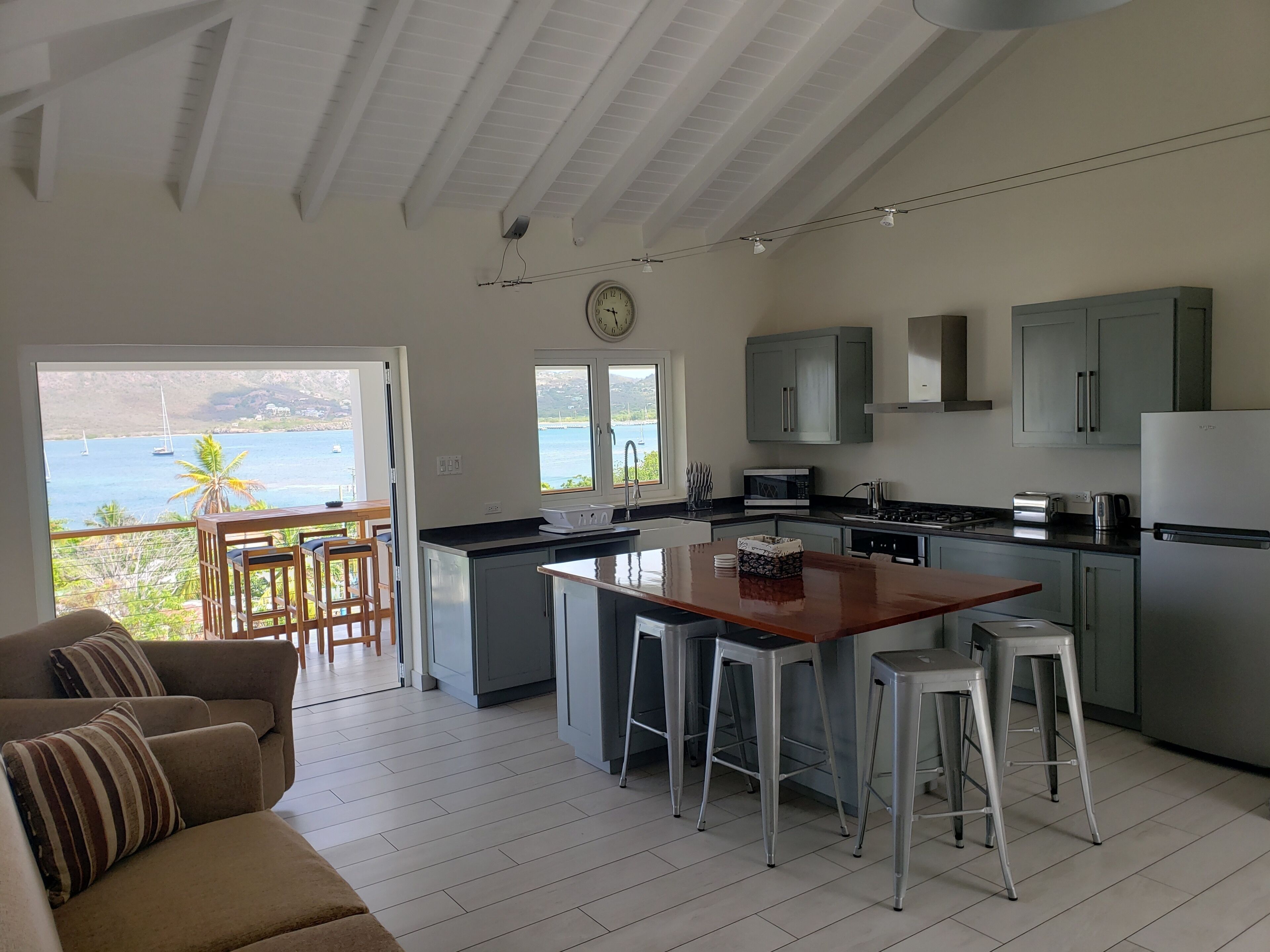 Căn hộ Exclusive | Khu phòng khách | TV 32-inch có truyền hình kỹ thuật số, Netflix, dịch vụ stream 