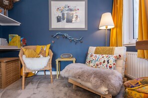 Apartment, 3 Schlafzimmer | Wohnbereich | Flachbildfernseher