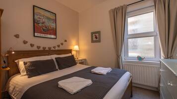 Apartment, 3 Bedrooms | 3 bedrooms, individually decorated, individually furnished, desk
