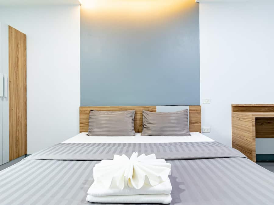 Escritorio, wifi gratis y ropa de cama