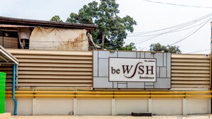 Un immeuble sur lequel on peut lire l’inscription : « Résidence beWSH ».