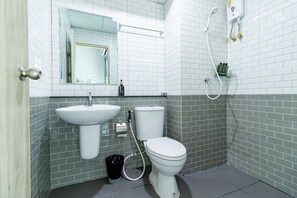 Superior Double Room | Bilik Mandi | Pancuran mandi, pengering rambut, tuala disediakan, sabun 