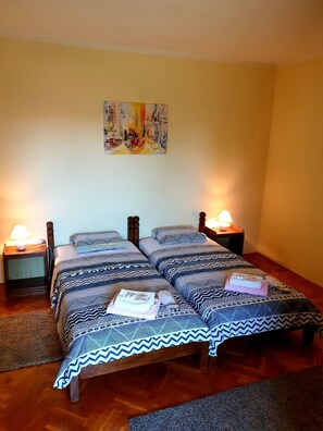 Deluxe Apartment | 6 bedrooms, free WiFi