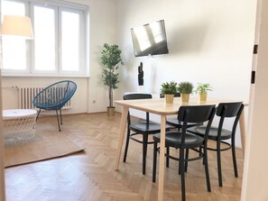 Apartment Top 6 (incl. EUR69 Cleaning, Towel + Linen Fee) | Sala de estar | TV de tela plana