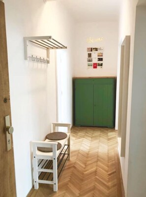 Apartment Top 6 (incl. EUR69 Cleaning, Towel + Linen Fee) | 客室ごとに異なる装飾、客室ごとに異なるインテリア、アイロン / アイロン台、WiFi (無料)