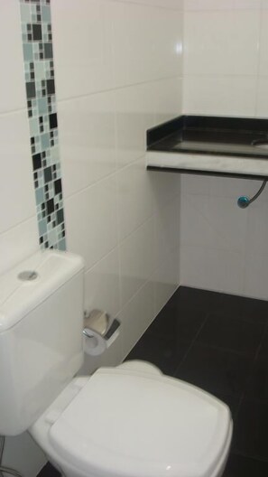 Shower, free toiletries, towels