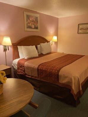Luxury Single Room, 1 King Bed, Non Smoking, Golf View | Frette Italian sheets, premium bedding, down comforters