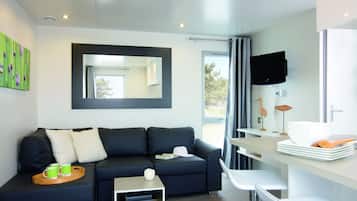 Comfort Cottage, 2 Bedrooms (Keywest) | Living room | Flat-screen TV