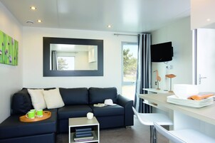 Comfort Cottage, 2 Bedrooms (Keywest) | Living room | Flat-screen TV