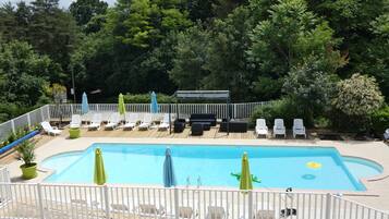 Een seizoensgebonden buitenzwembad en parasols bij het zwembad