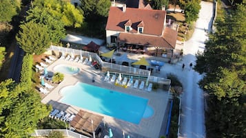 Piscine extérieure (ouverte en saison), parasols de plage