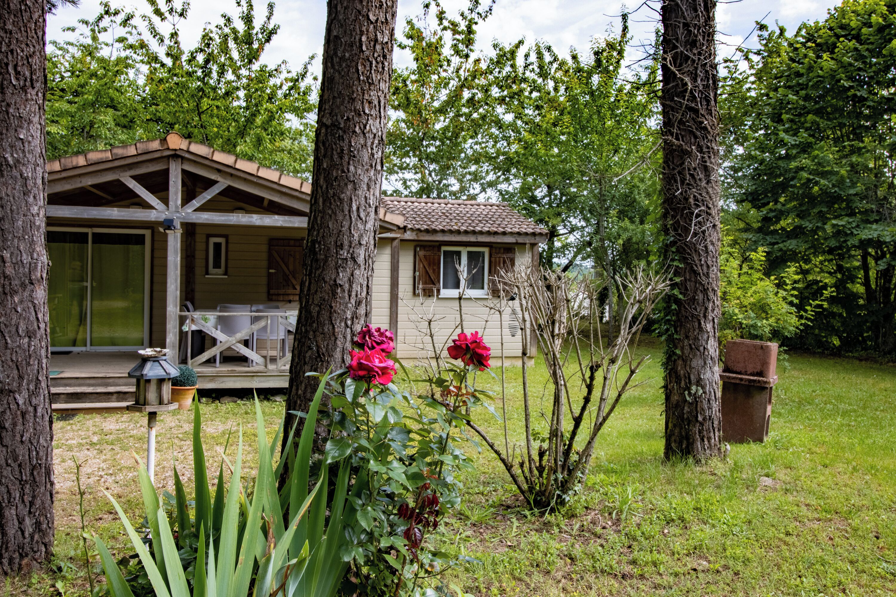 Een huis met een overdekte veranda, een raam en een deur.