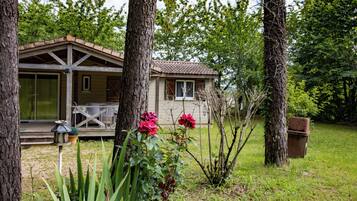Een huis met een overdekte veranda, een raam en een deur.