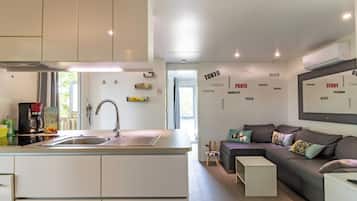 Comfort Cottage, 2 Bedrooms (Keywest) | Living area | Flat-screen TV