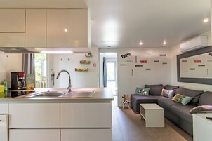 Comfort Cottage, 2 Bedrooms (Keywest) | Living area | Flat-screen TV