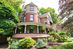 Exterior detail - Saratoga Dreams B&B (Saratoga Springs)