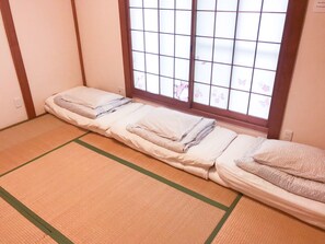 遮光カーテン、WiFi (無料)、ベッドシーツ