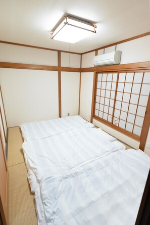 遮光カーテン、WiFi (無料)、ベッドシーツ